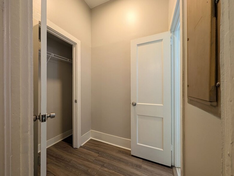 Building Photo - 1716 Thompson Ave