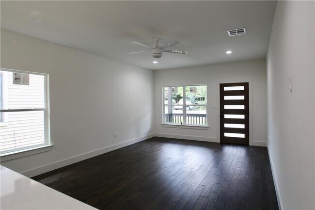 Building Photo - 705 Harris Ave