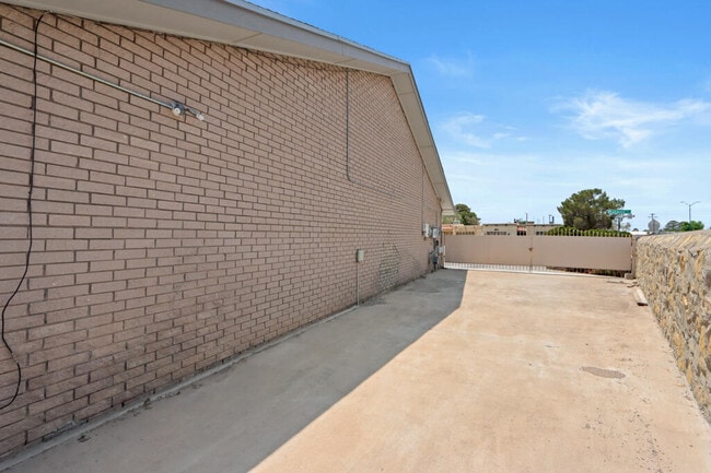 Building Photo - 10901 Highwood Way
