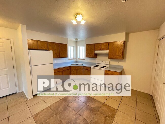 Building Photo - 3 Bed, 1 Bath Apartment w/ 1-Car Garage - Idaho Falls