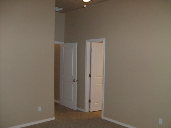 Building Photo - Beautiful 3 bed/2 bath Duplex off of Bunny Trail