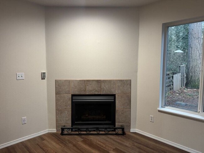 Building Photo - Stunning 2 Bed, 2.5 Bath Townhouse — Fully Renovated!