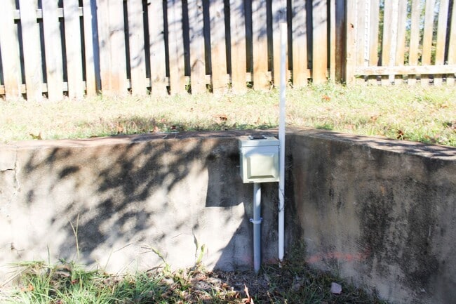 Building Photo - Charming 3BD, 2BA home with spacious yard and screened in porch