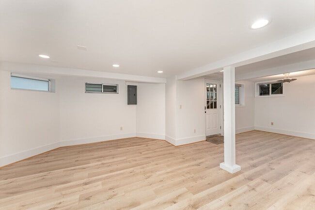 Building Photo - 5523 Woodlawn Ave N