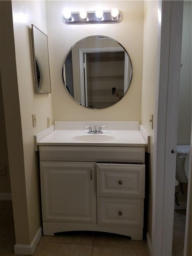 Building Photo - Lovely 1 Bedroom 1 Bath with GREAT AMENITIES!
