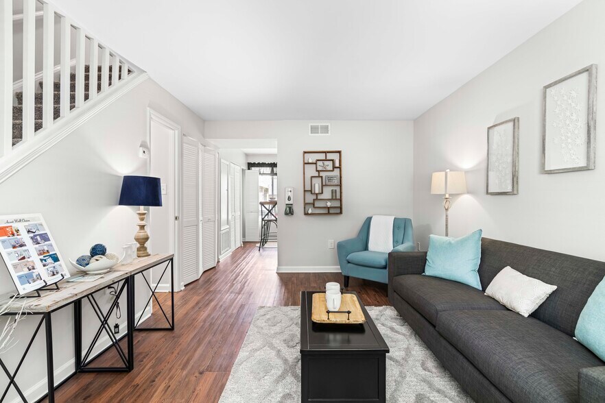 Living room - Brook Hill Townhouse - Students Save Up to 10%