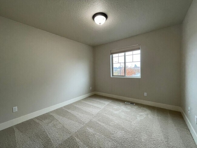 Building Photo - Lovely North Plains 4Bd 2.5Ba Home with Ja...