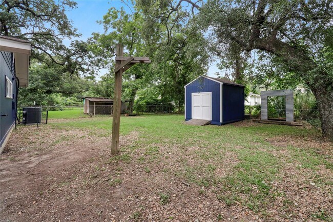 Building Photo - 527 Gardenia St
