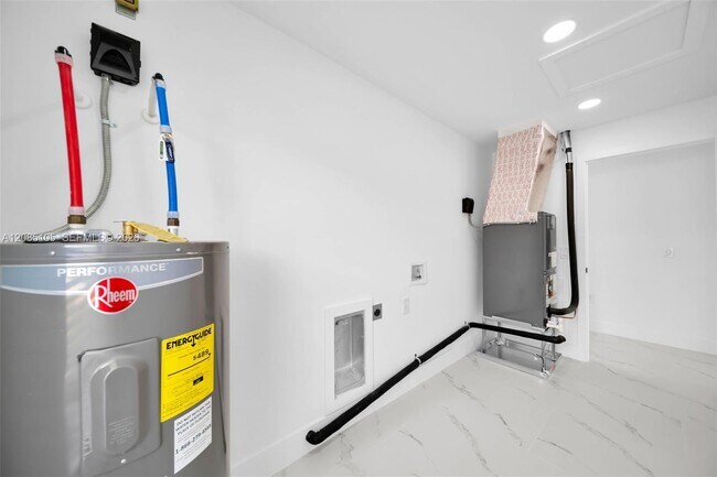 Building Photo - 4985 Fairway Ct