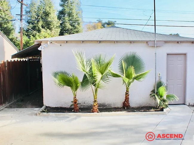 Building Photo - 3 Bedroom Home Off Oak St. Near Downtown