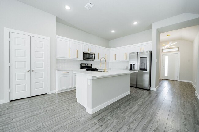 Building Photo - Stylish, Bright & Energy-Smart Living in R...