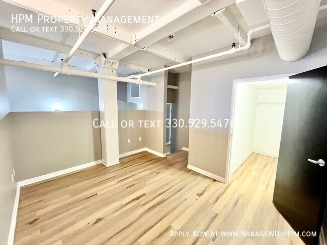 Building Photo - 1133 W 9th St