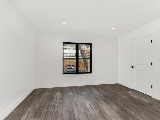 Building Photo - 322 Edwards Pl