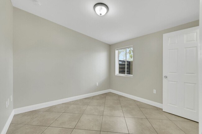 Building Photo - Remodeled 3 Bedroom