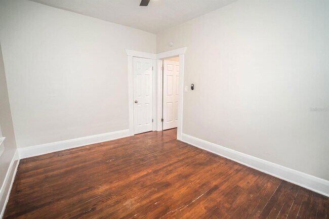 Building Photo - 409 E Jean St