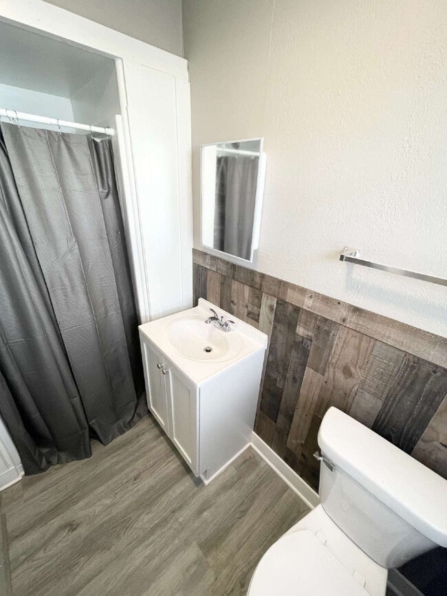 Building Photo - 2 Bedroom quiet street & neighborhood