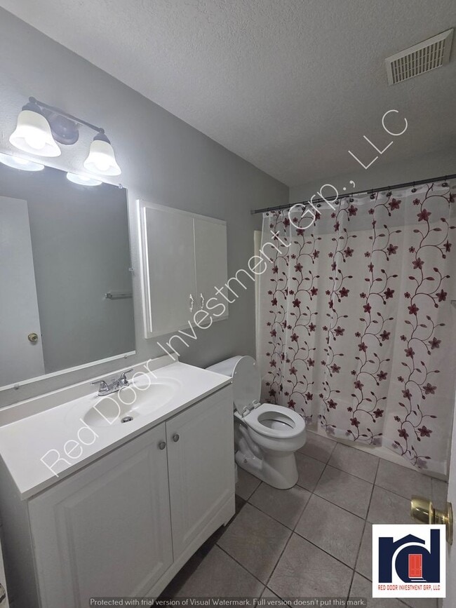 Building Photo - Spacious 3/1 Duplex with Laundry Room
