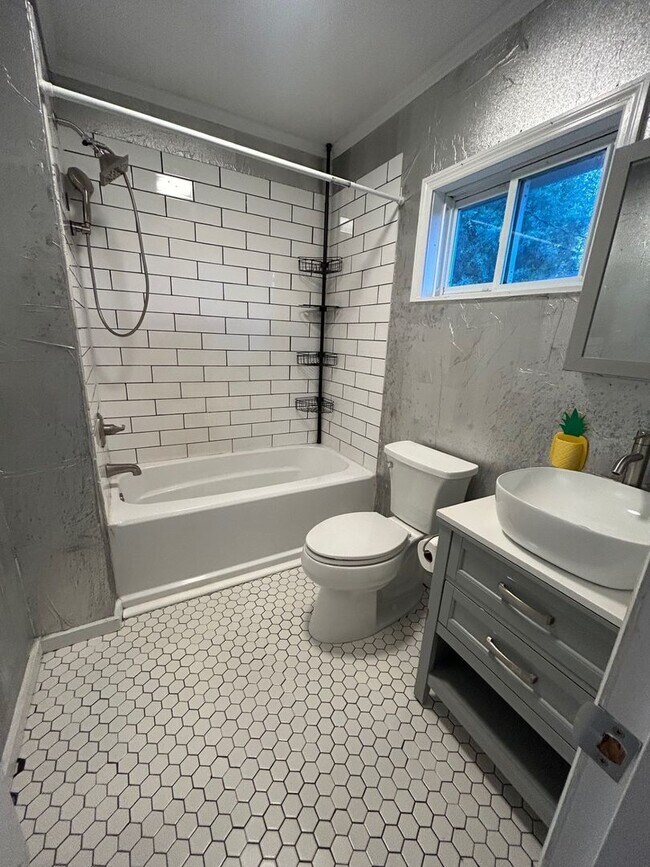 Building Photo - Beautiful updated 4 Bedroom, 3 Bath Ranch ...