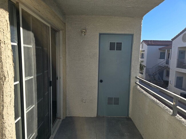 Building Photo - ~READY TO MOVE INTO~ REMODELED 2ND FLOOR 2...