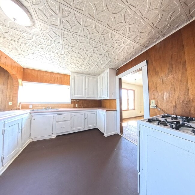 Building Photo - 2 Bedroom on the East Side with Garage