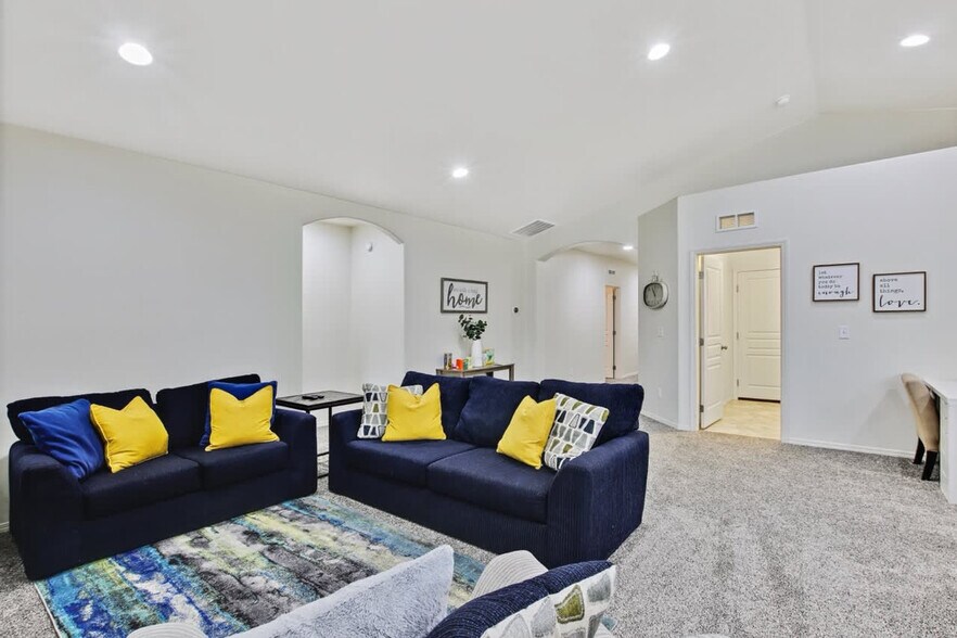 Building Photo - 2213 E Elm Grove Dr