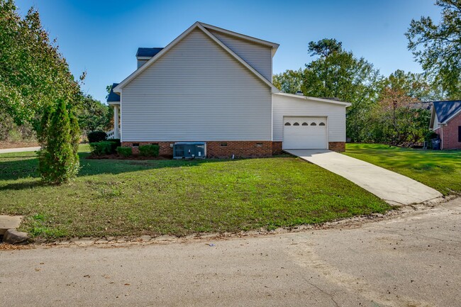 Building Photo - Beautifullly renovated home with easy acce...