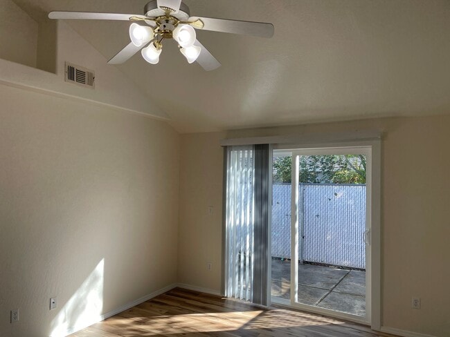 Building Photo - Very Nice 3 Bedroom 2 Bath Duplex-Located ...