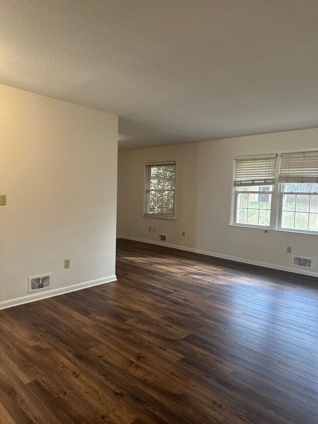 Building Photo - East-side home move-in ready