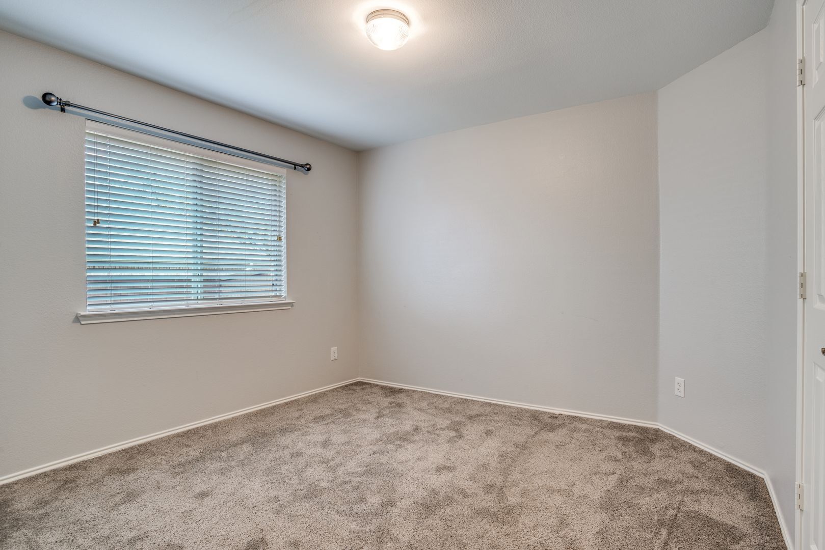 Building Photo - 3408 Hidden Valley Dr