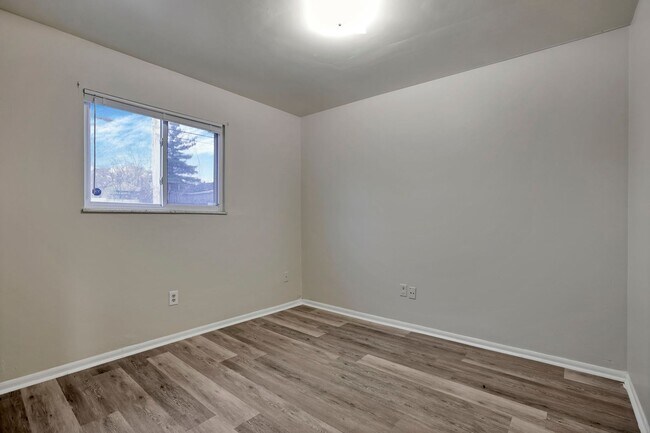 Building Photo - 2460-2462 Hiawatha St