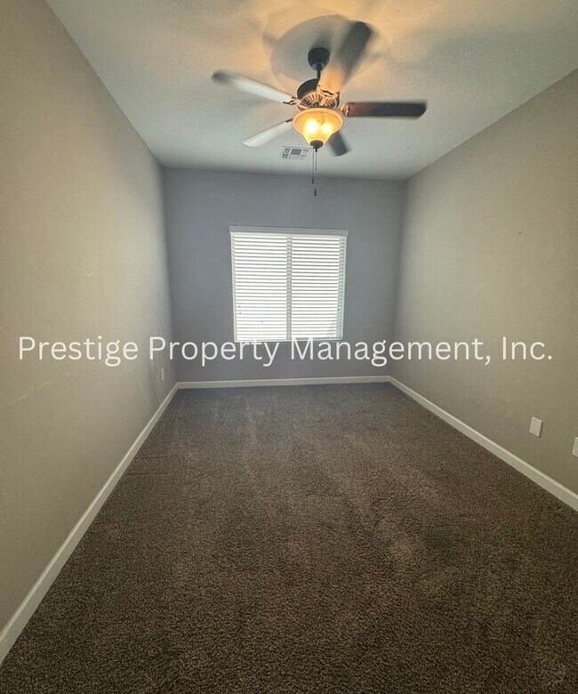 Building Photo - Spacious 4+Den/3 Northwest Home!