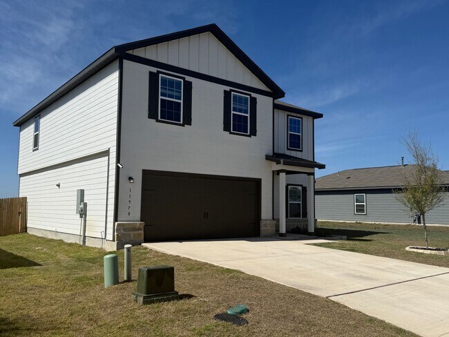 Building Photo - Move-In Ready 4BR with Private Yard & Fire Pit – Won’t Last!