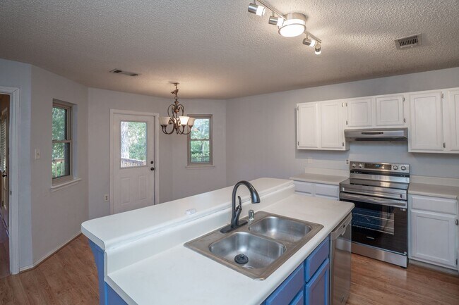 Building Photo - 4 Bedroom Home in North Little Rock with S...