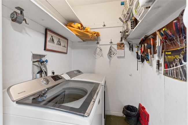 Building Photo - 2616 Middle River Dr