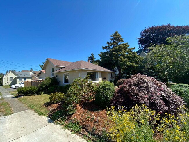 Building Photo - Charming 3-Bedroom Home with Massive Detac...