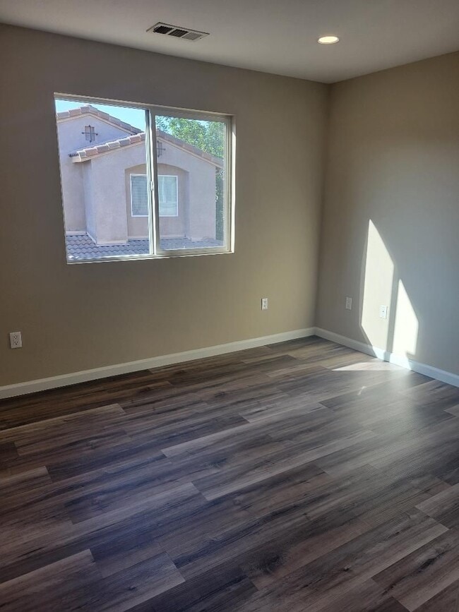 Building Photo - BEAUTIFUL SPACIOUS TOWNHOUSE IN GREAT LOCATION