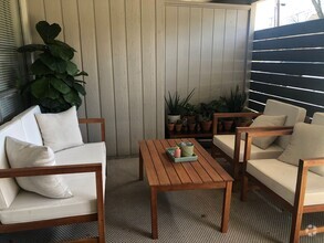 Building Photo - Amazing 1 bed 1 bath with off street parking.