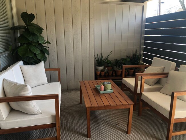 Primary Photo - Amazing 1 bed 1 bath with off street parking.