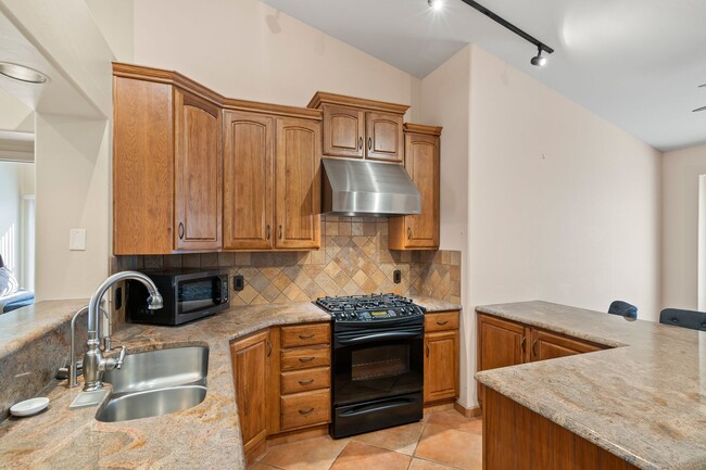 Building Photo - Charming Semi-Furnished Home in Oro Valley...