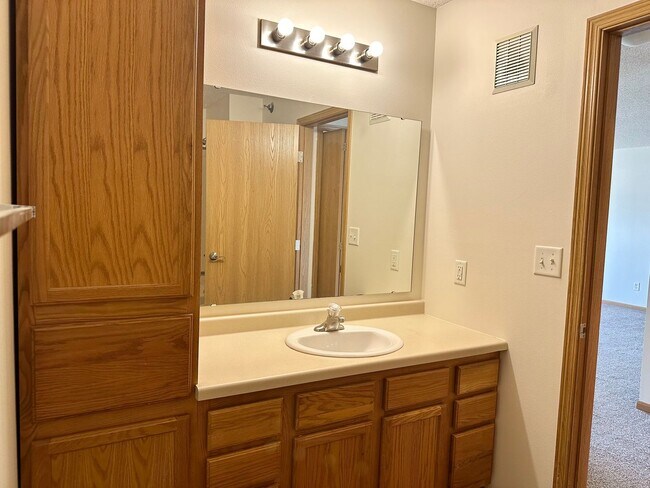 Building Photo - 2 Bedroom 2 Bath - South Fargo - November 1st