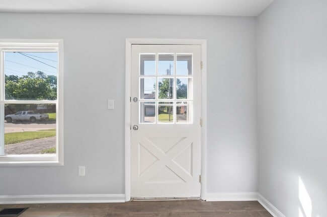 Building Photo - Newly Renovated Three Bed available to rent with move-in special!