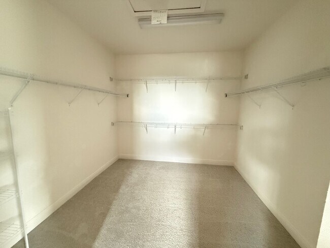 Building Photo - 5/4 spacious Saint Cloud Home