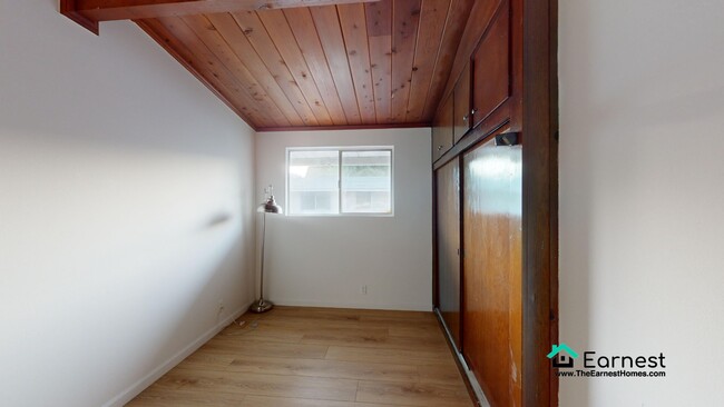 Building Photo - 2 + 1.5 Charming Remodeled Townhouse in th...