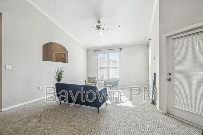 Building Photo - 10025 Courtney Palms Blvd