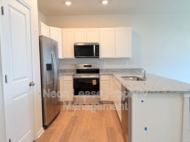 Building Photo - 529 Colette St