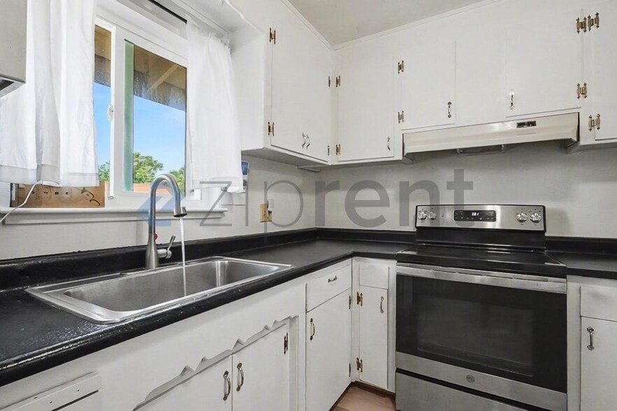 Building Photo - 2306 Ramon Dr