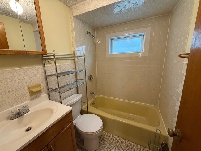 Building Photo - 87 Bartlett St