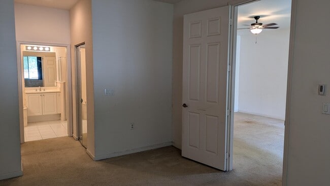 Building Photo - 826 Middleton Dr SW