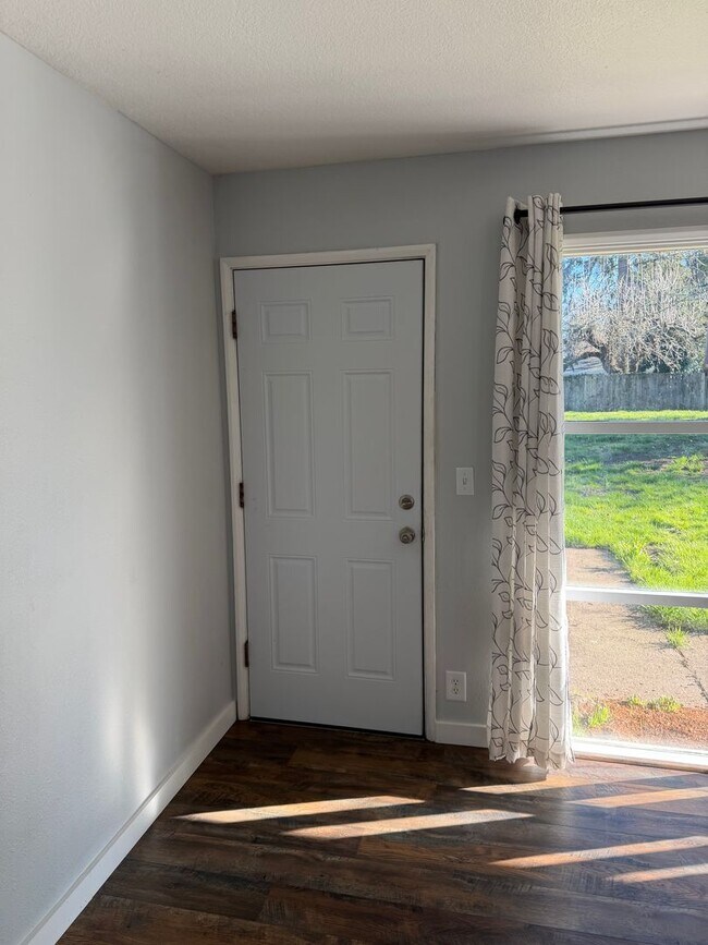 Building Photo - Updated 3 bedroom 1.5 bathroom house in Springfield!