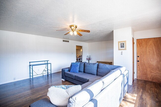 Building Photo - 4 Bedroom 2 Bathroom